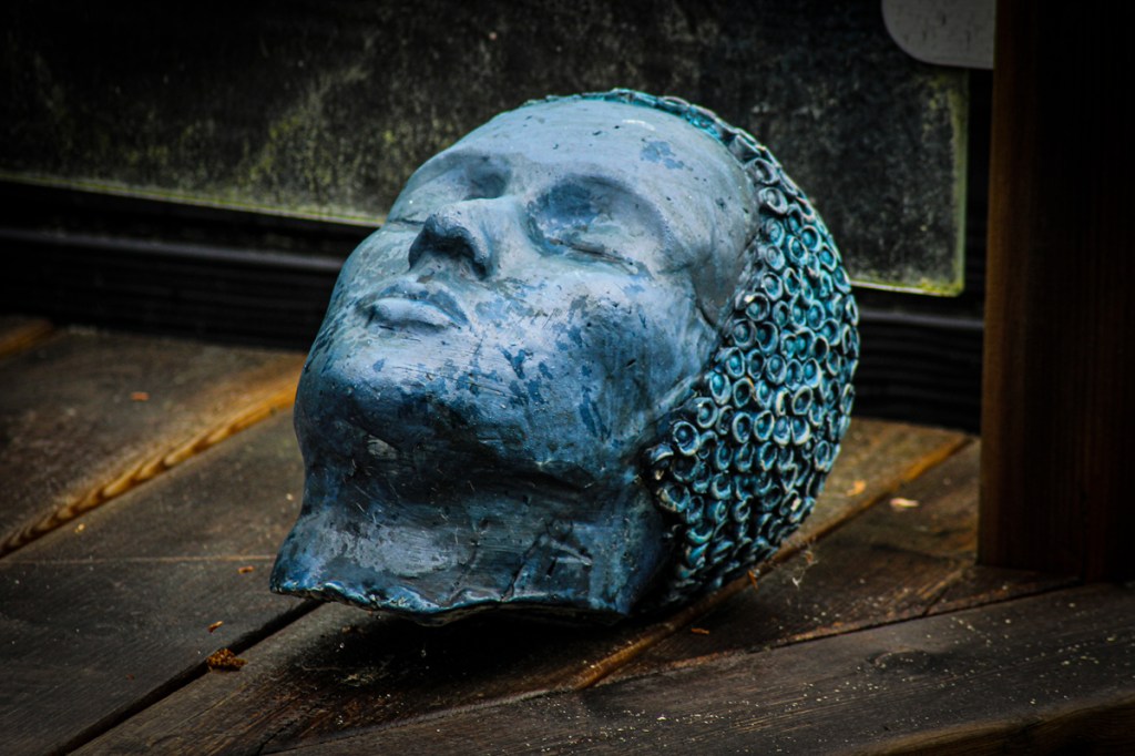 Blommor och ett&nbsp;huvud