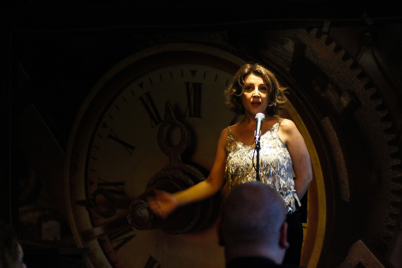 Gonca Özmen, Tranås at the fringe 2023. Foto: Peter Nyberg.